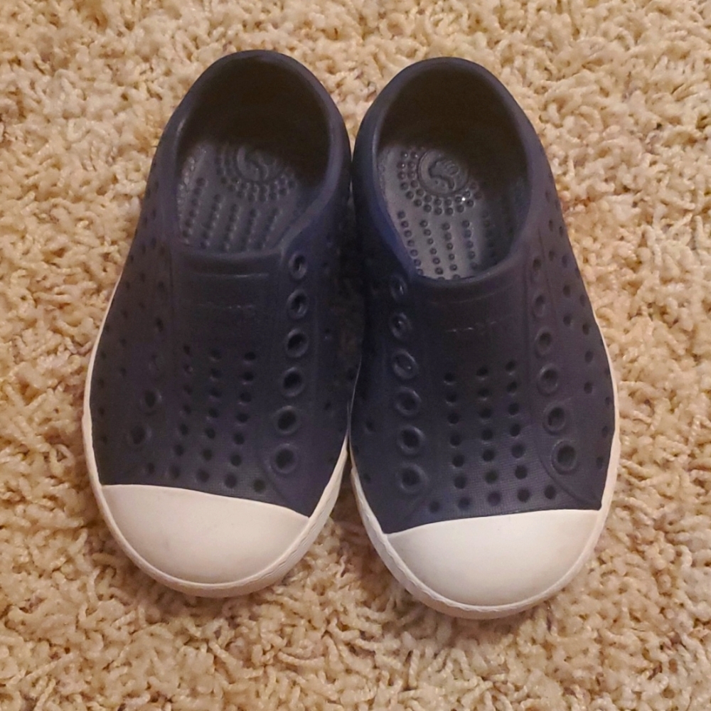 Native shoes, navy, gender neutral